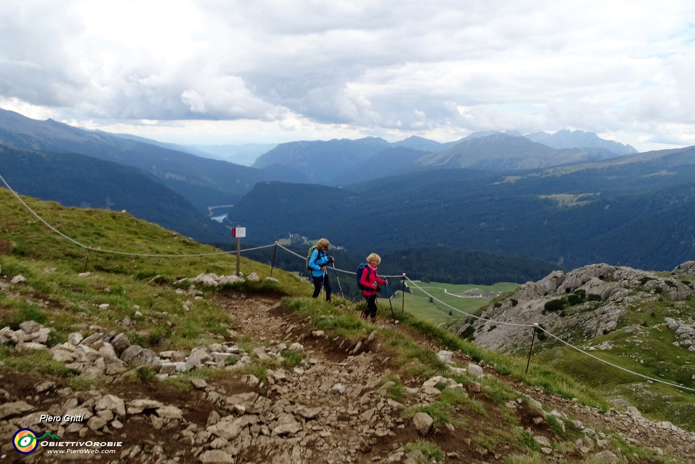 61 Dal Castellazzo scendiamo in direttissima al Passo Rolle.JPG